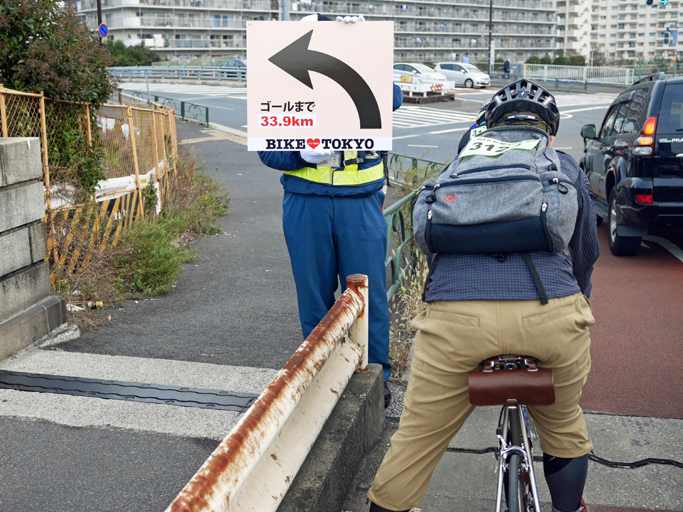 BIKE TOKYO 2016 では曲がる交差点ごとに案内板が掲出