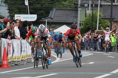 鈴木龍が逃げ集団のスプリントを制しプロ初勝利 初開催のjpt那須ロードレース スポエンcycle