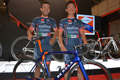 オレンジからネイビーへ Nippo ヴィーニファンティーニが18シーズンのウェアを公開 スポエンcycle