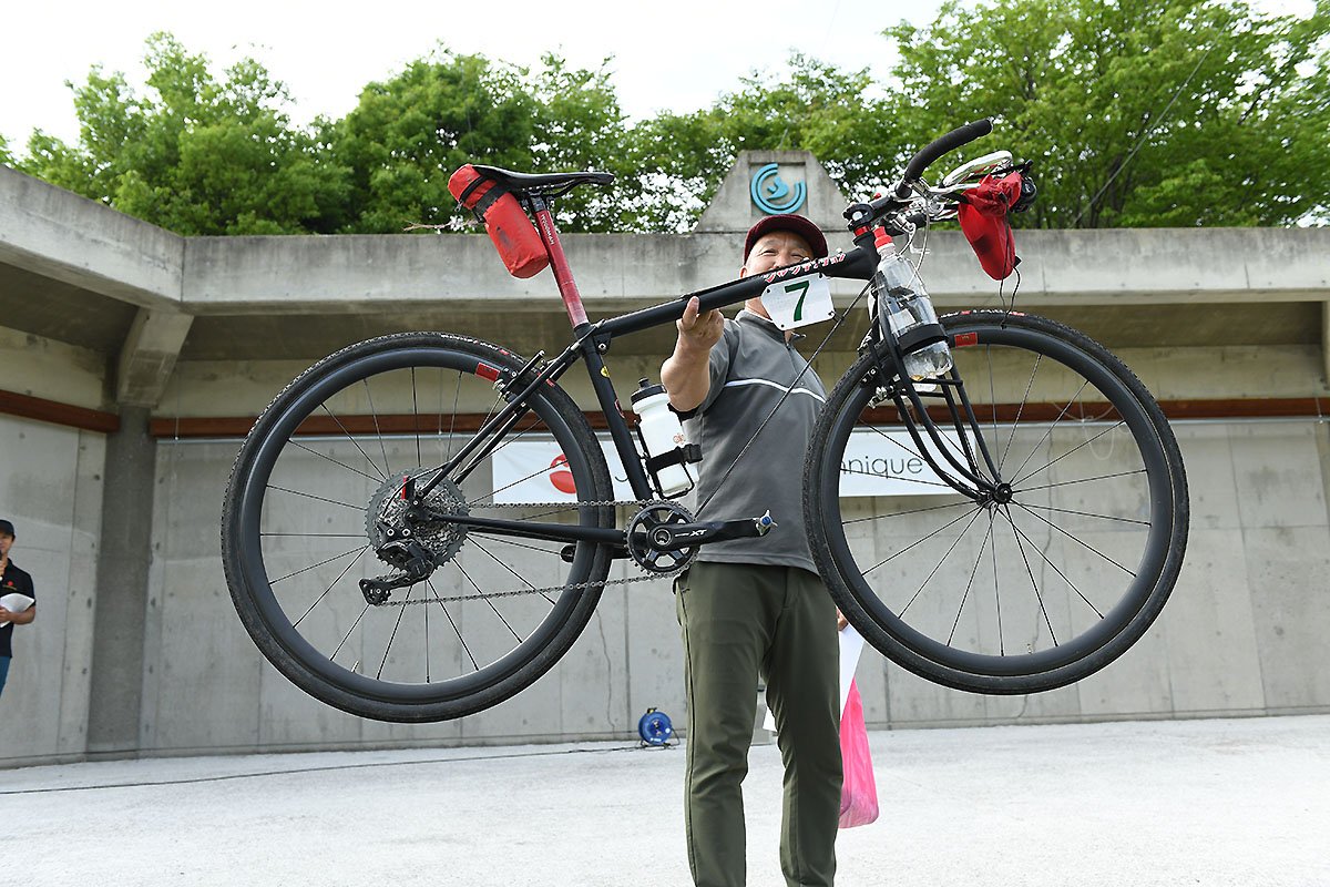 イヤホンをしながら自転車北海道