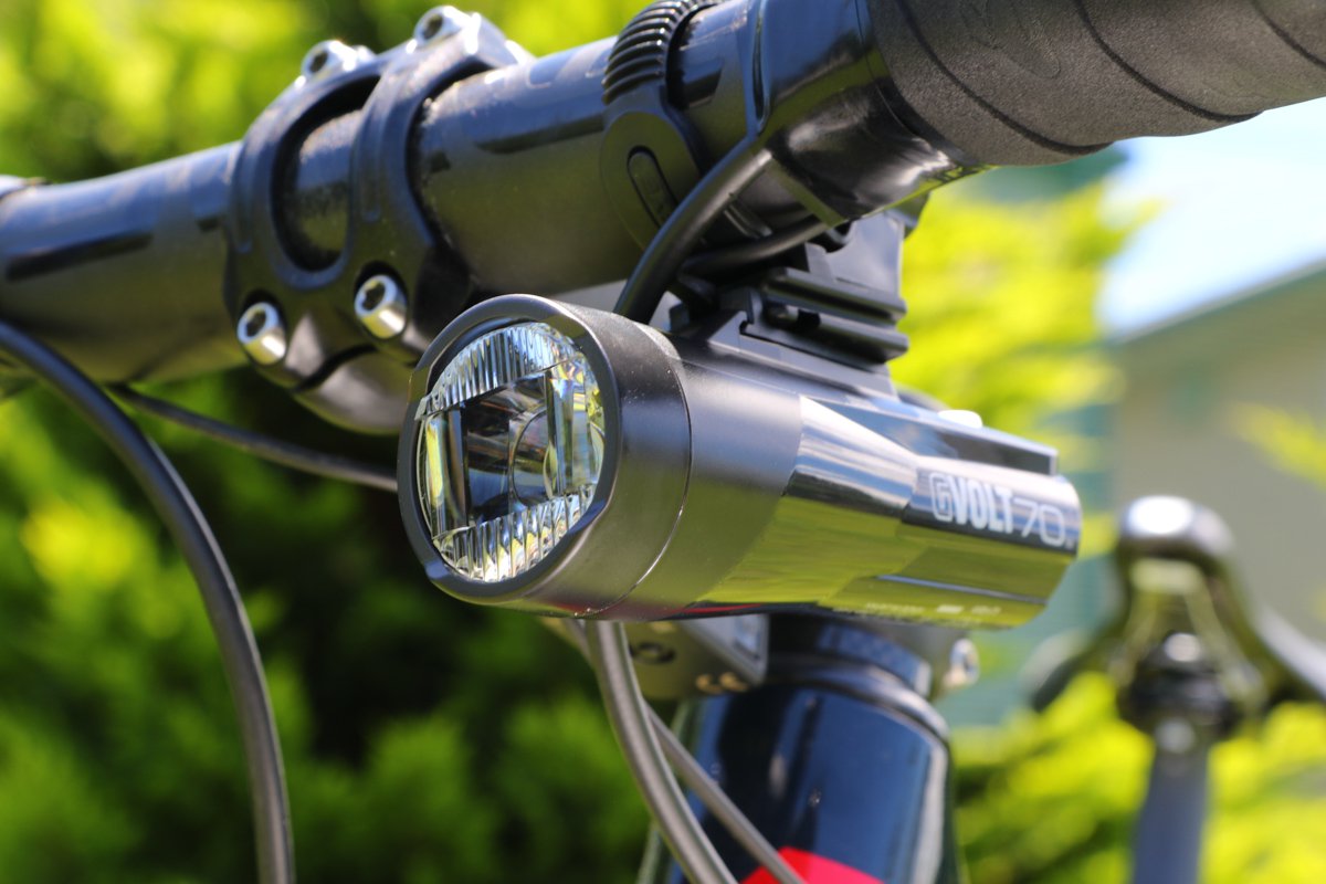 対向車を眩惑させない矢印型配光を採用した前照灯 キャットアイ Gvolt70 スポエンcycle
